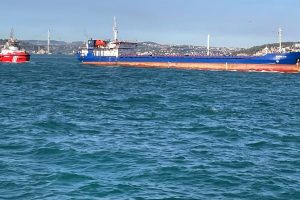 İstanbul Boğazı’nda Queen Bee gemisi arızası nedeniyle trafik durduruldu
